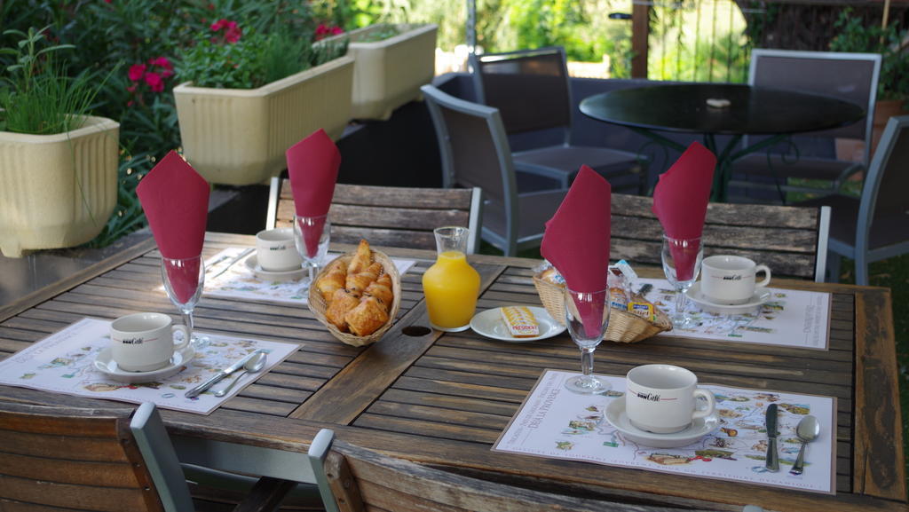 Le Robinson Hotel Pierrelatte ภายนอก รูปภาพ