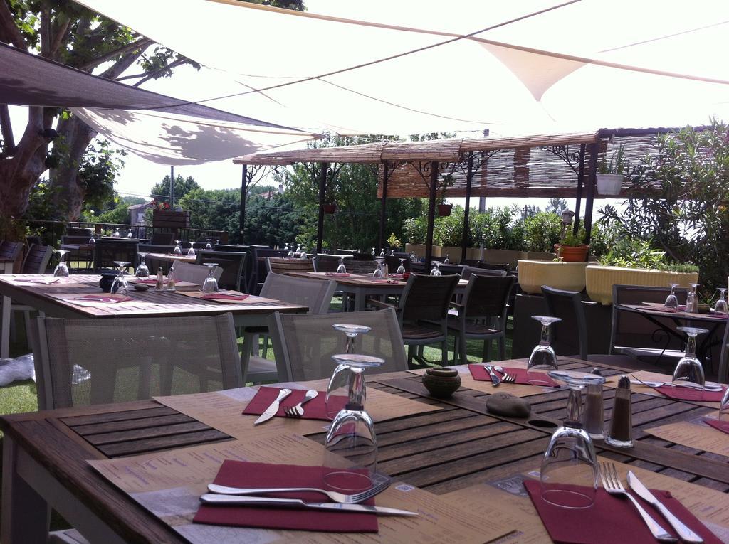 Le Robinson Hotel Pierrelatte ภายนอก รูปภาพ